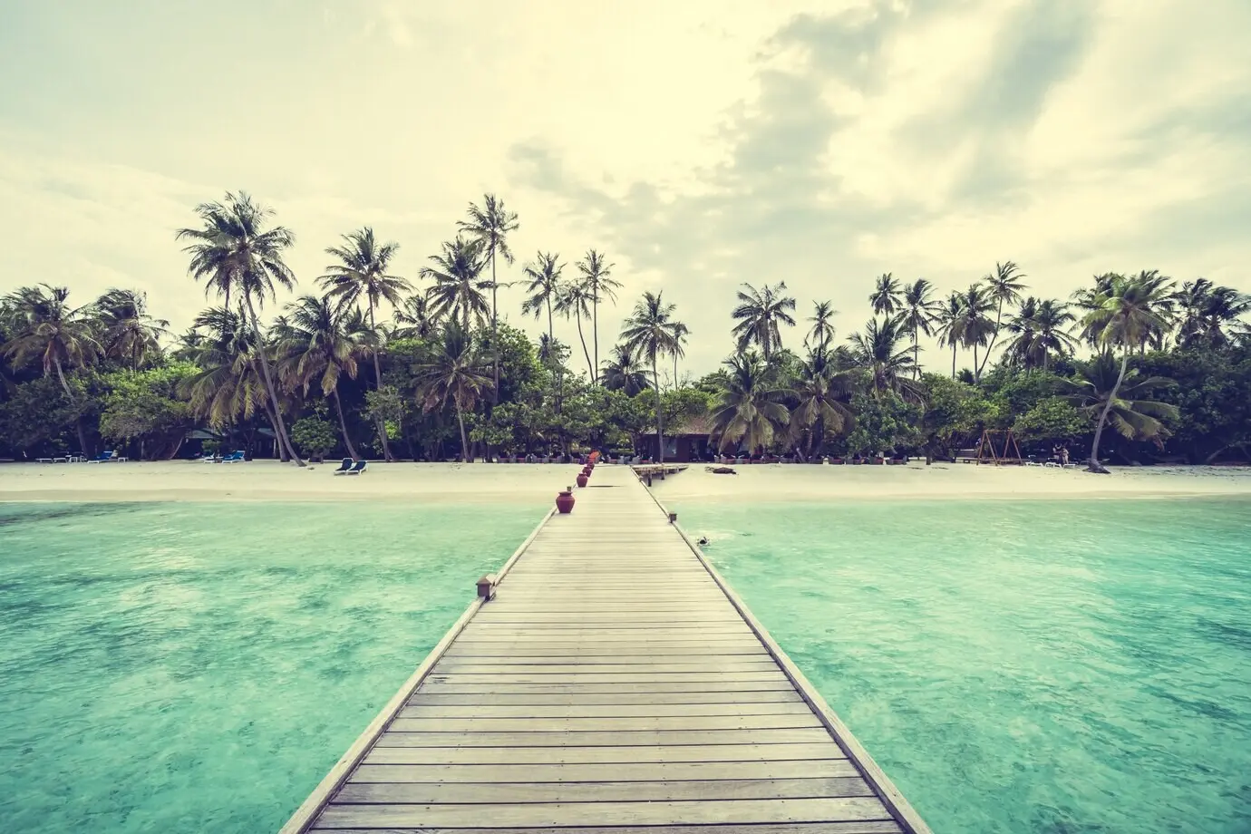 Please provide the original description of the Maldives island that you want me to rephrase.